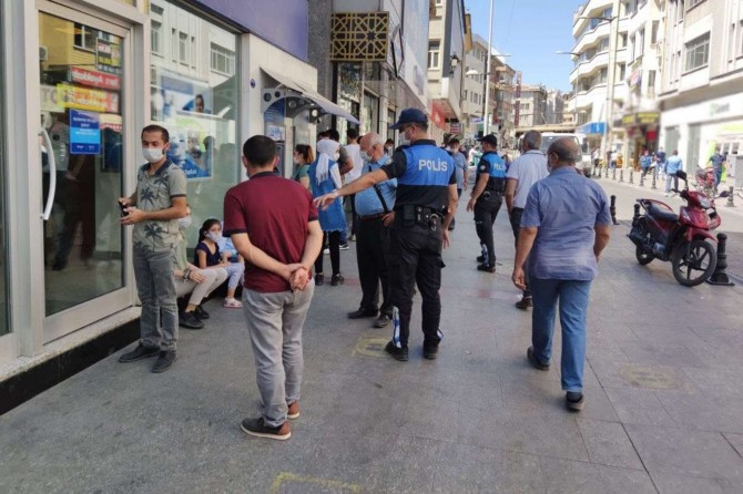 Covid-19 tedbirlerine uymayan 3 bin 445 kişiye para cezası verildi