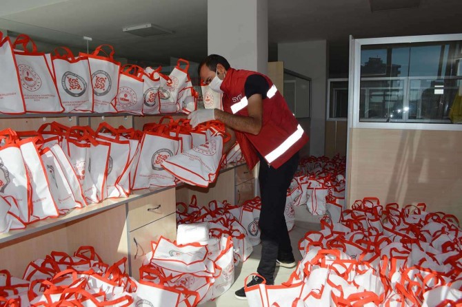 Hilvan'da 600 aileye maske ve dezenfektan yardımı yapıldı