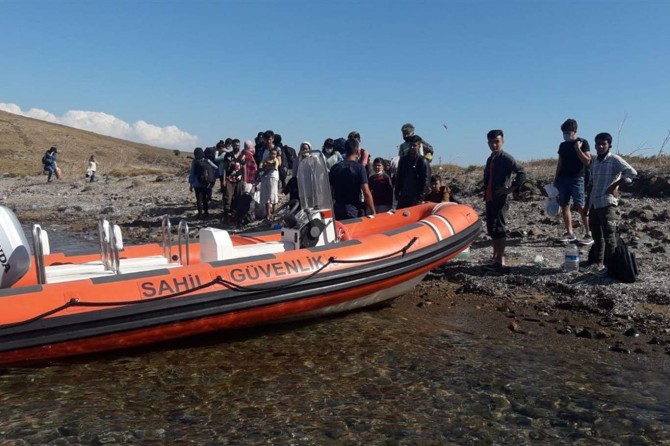 Turkish Coast Guard: 25 irregular migrants rescued off western Turkey