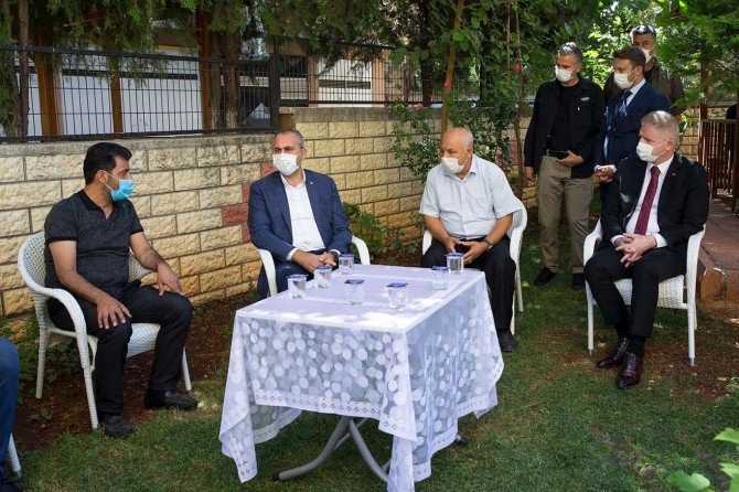 Adalet Bakanı Gül, apartmandan düşerek ölen kızın ailesini ziyaret etti