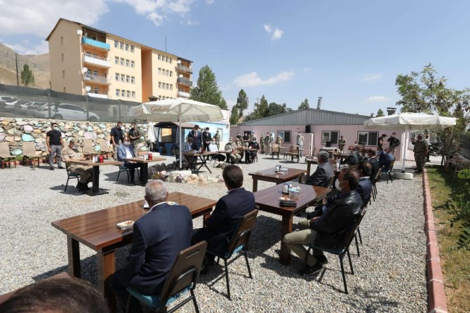 Van Valisi Bilmez, deprem bölgesindeki köy muhtarlarıyla bir araya geldi