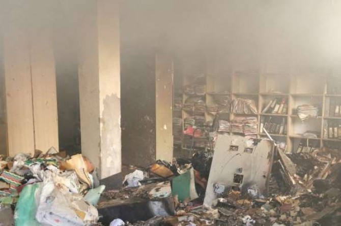 Li Helepçê êrîş li buroya PDKê kirin û avahîyên şaredarî û qeymeqamtîyê şewitandin