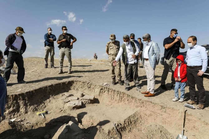 Van Valisi Bilmez, Çavuştepe Nekropol kazı alanında incelemelerde bulundu