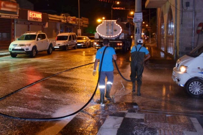 Viranşehir'de 4 ana cadde dezenfekte edildi