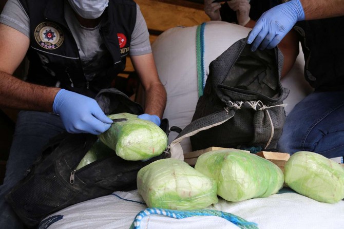 ​Ağrı'da durdurulan TIR'da 20 kilogram uyuşturucu ele geçirildi