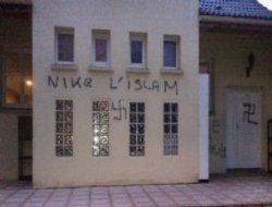 Malhause şehrindeki camiye saygısızlık