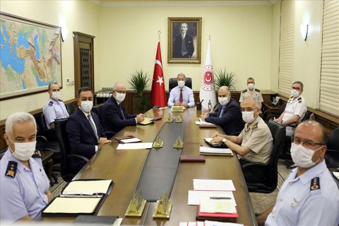 Millî Savunma Bakanı Akar, video telekonferans yöntemiyle birlik komutanlarına seslendi