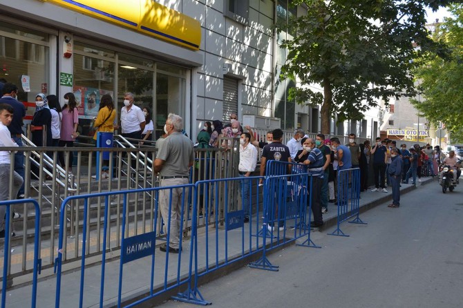 PTT kuyruğuna isyan eden vatandaşlar yetkililere seslendi