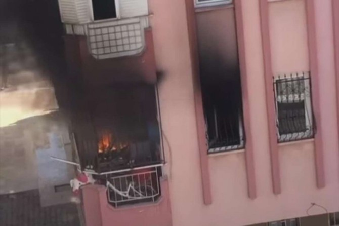Çıkan yangında ev kullanılamaz hale geldi