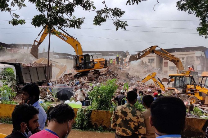 Hindistan'da çöken bina nedeniyle ölenlerin sayısı 11'e çıktı