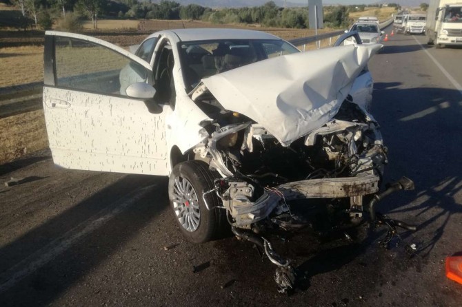 Kaza yapan otomobilin motoru yerinden fırladı