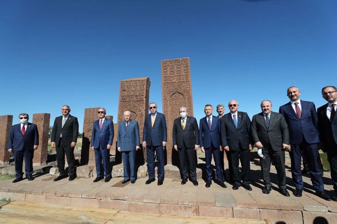 Erdoğan visits Seljuk Cemetery in eastern Turkey