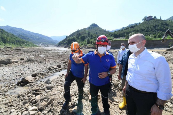 Bakan Karaismailoğlu: "Selden etkilenen bölgede şu an kapalı olan hiçbir yolumuz yok"