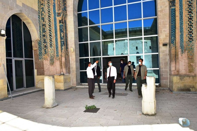 Malatya Valisi Baruş, tarihi yapı, eser ve alanlarda incelemelerde bulundu