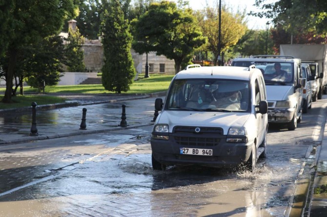 Gaziantep'te yollarda oluşan çukurlar vatandaşları mağdur ediyor