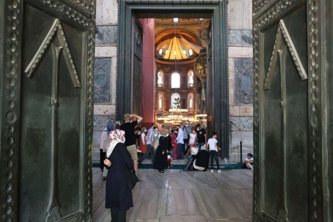 Ayasofya Camii'ye adaba uygun giyimle girilecek
