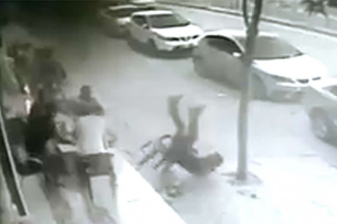 Gaziantep'te balkondan esnafın üzerine düşen çocuk hafif yaralandı