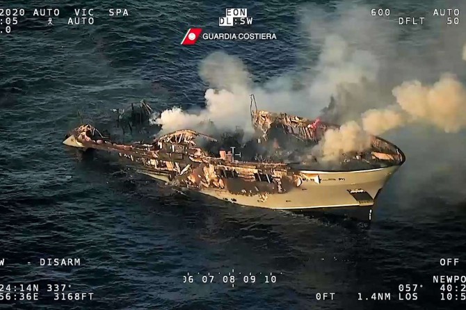 İtalya açıklarında yanan lüks yatın batış anı kameralara yansıdı