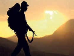 Asker önce arkadaşını sonra kendini vurdu