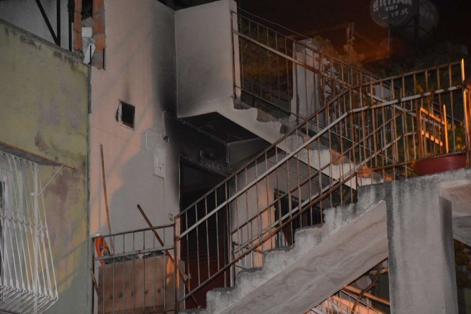 Adana'da kapısını kilitleyerek evini ateşe veren kişi dumandan etkilendi