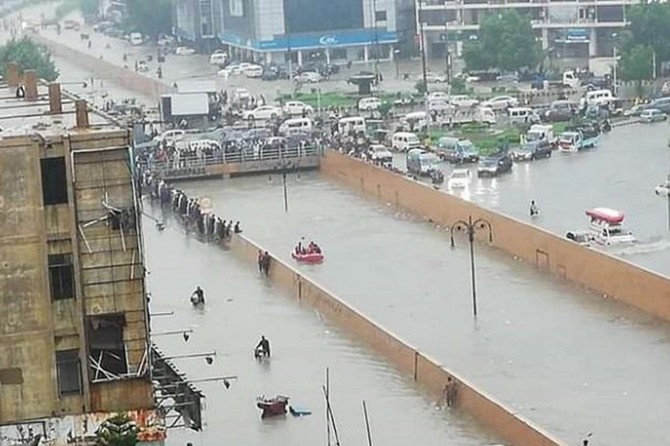 Başbakan İmran, Muson yağmuru ortasındaki "Karaçi halkını terk etmeme" yeminini yineledi