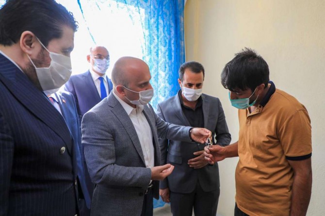 Evi yıkılıp yeniden yapılan vatandaşın anahtarı teslim edildi