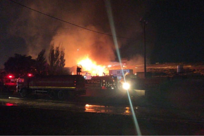 Gaziantep’te ahşap palet fabrikasında yangın çıktı