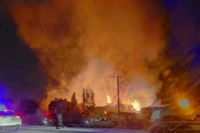 Gaziantep’te ahşap palet fabrikasındaki yangın söndürüldü