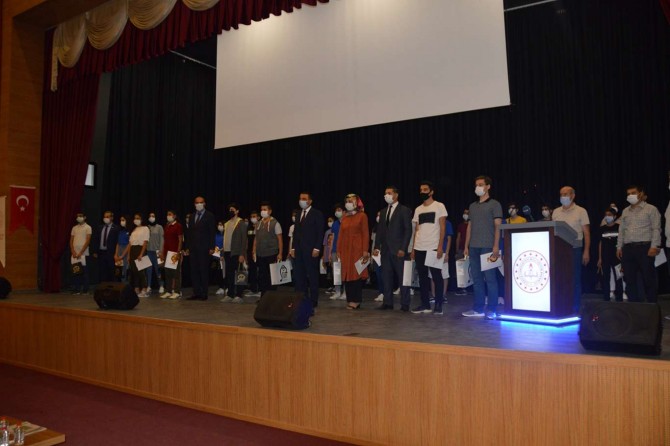 Siirt'te LGS sınavında başarı gösteren öğrenciler ödüllendirildi