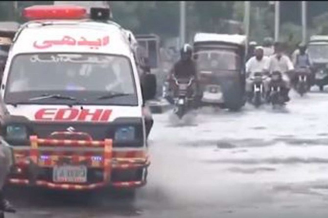 Işıklar Şehri Karaçi'de sel felaketinde son 24 saatte 5 kişi daha hayatını kaybetti