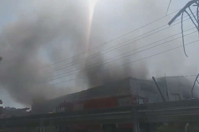 Gebze'de, yağ ve lastik deposunda yangın