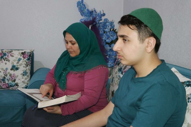 Görme engelli genç 10 ayda Kur’an-ı Kerim’i ezberleyerek hafız oldu