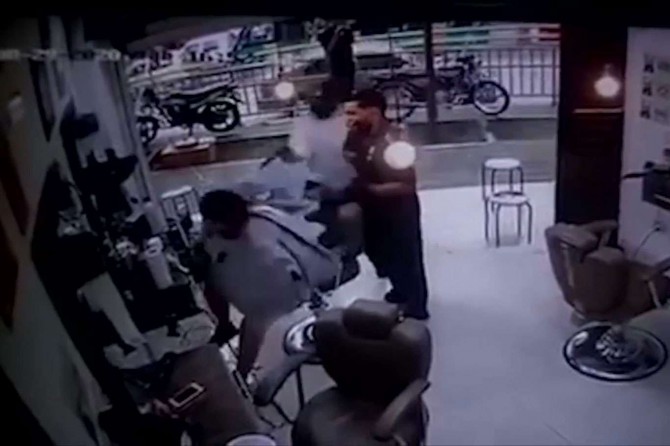 Kolombiya'da tıraş esnasında silahla başından vurulan şahsın öldürülme anı kameralara yansıdı