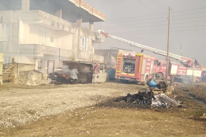 Batman’da yıldırım isabet eden evlerde ve arazide yangın çıktı
