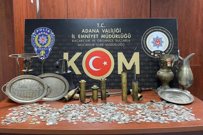 Adana'da yurt dışına gönderilmek üzere gizlenmiş tarihi obje ele geçirildi