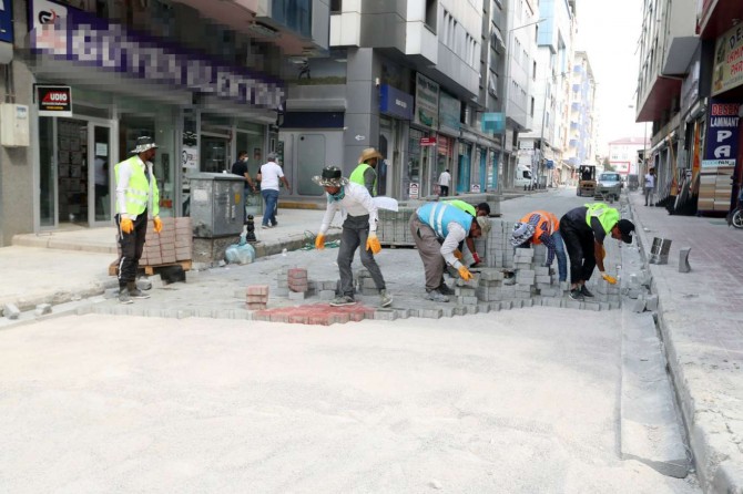 Başkan Vekili Aslan, çalışmaların devam ettiği sokakta incelemelerde bulundu
