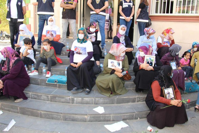 Evlat nöbeti tutan anneler: Canımız pahasına da olsa çocuklarımızı alacağız