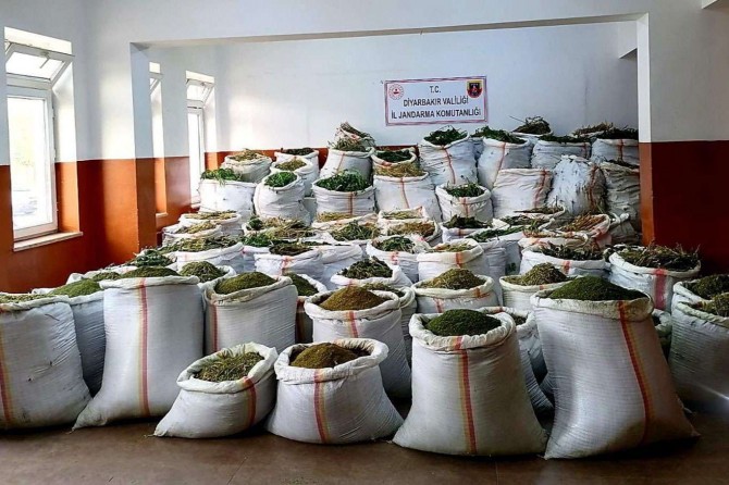 Li Diyarbekirê tonek û nîv esrar bidestxistin