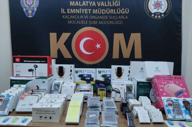 Malatya’da çok sayıda gümrük kaçağı cep telefonu aksesuarı ele geçirildi