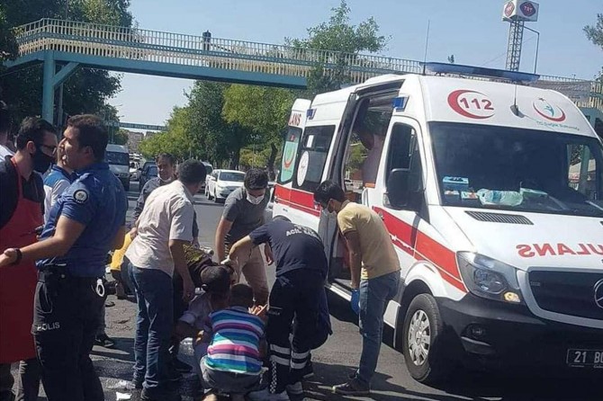 ​Diyarbakır'da eski hal mevkiinde kırmızı ışıkta geçen minibüs, motosiklete çarptı