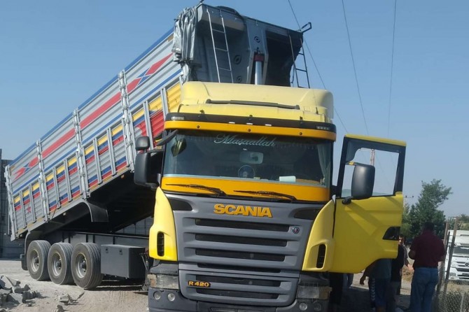 Damperi yüksek gerilim hattına çarpan TIR’da hasar oluştu