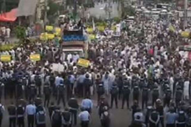 Tens of thousands of Pakistanis protest French satirical magazine Charlie Hebdo