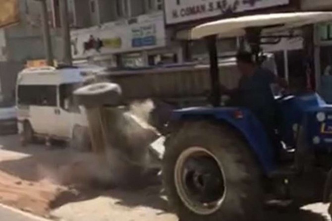 Nusaybin'de çukura kum döken traktörün römorku devrildi