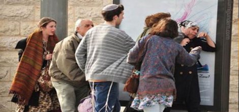 İsrailli faşist Yahudilerin dövdüğü kadın çocuğunu düşürdü