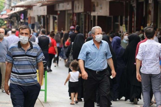 Uzmanlar: Covid-19 vakalarındaki artışta kurallara uyulmaması etkili oldu