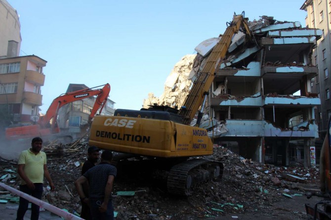 Depremde hasar gören bina yıkım esnasında çöktü: Bir yaralı