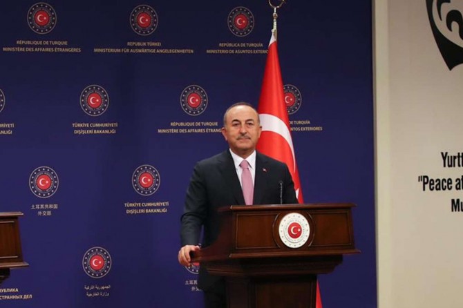 Bakan Çavuşoğlu: "Yunanistan kendine güveniyorsa masaya otursun"