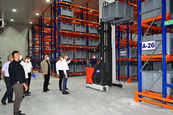 Malatya Valisi Baruş, lisanslı kuru kayısı deposunda incelemelerde bulundu