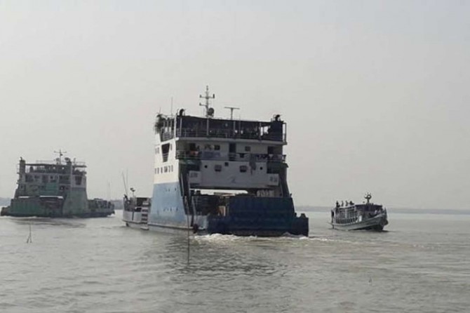 Bangladeş'te gemi ve feribot çarpıştı: 11