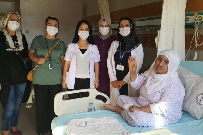 Covid-19 nedeniyle 40 gün entübe kalan 75 yaşındaki kadın sağlığına kavuştu